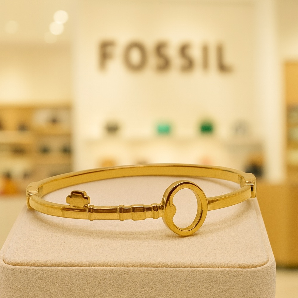 Fossil Iconic Gold Tone Skeleton Key
Hinged Oval Bangle Bracelet🗝️